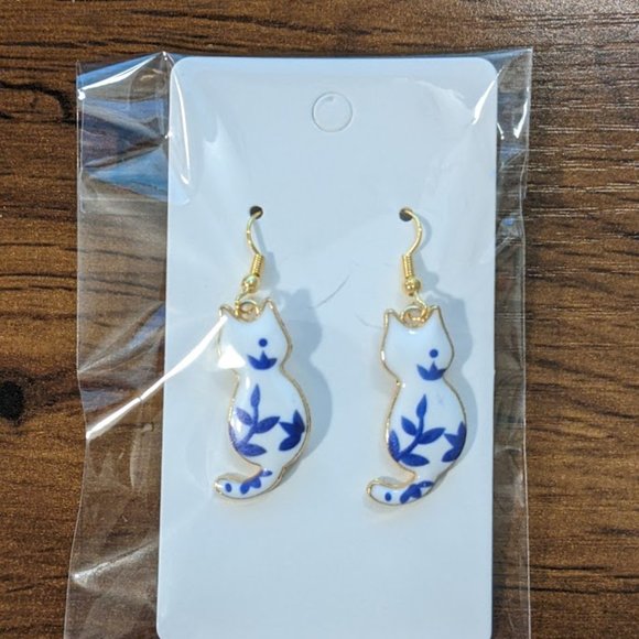 🐱Blue Floral on White Cat Earrings - Picture 2 of 2